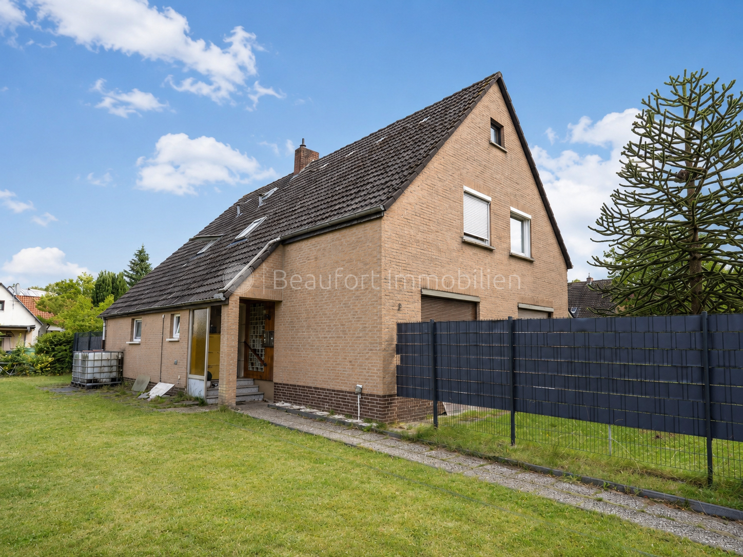 Attraktives Zweifamilienhaus mit großem Grundstück & über 6 % Rendite in Bremen-Lüssum-Bockhorn