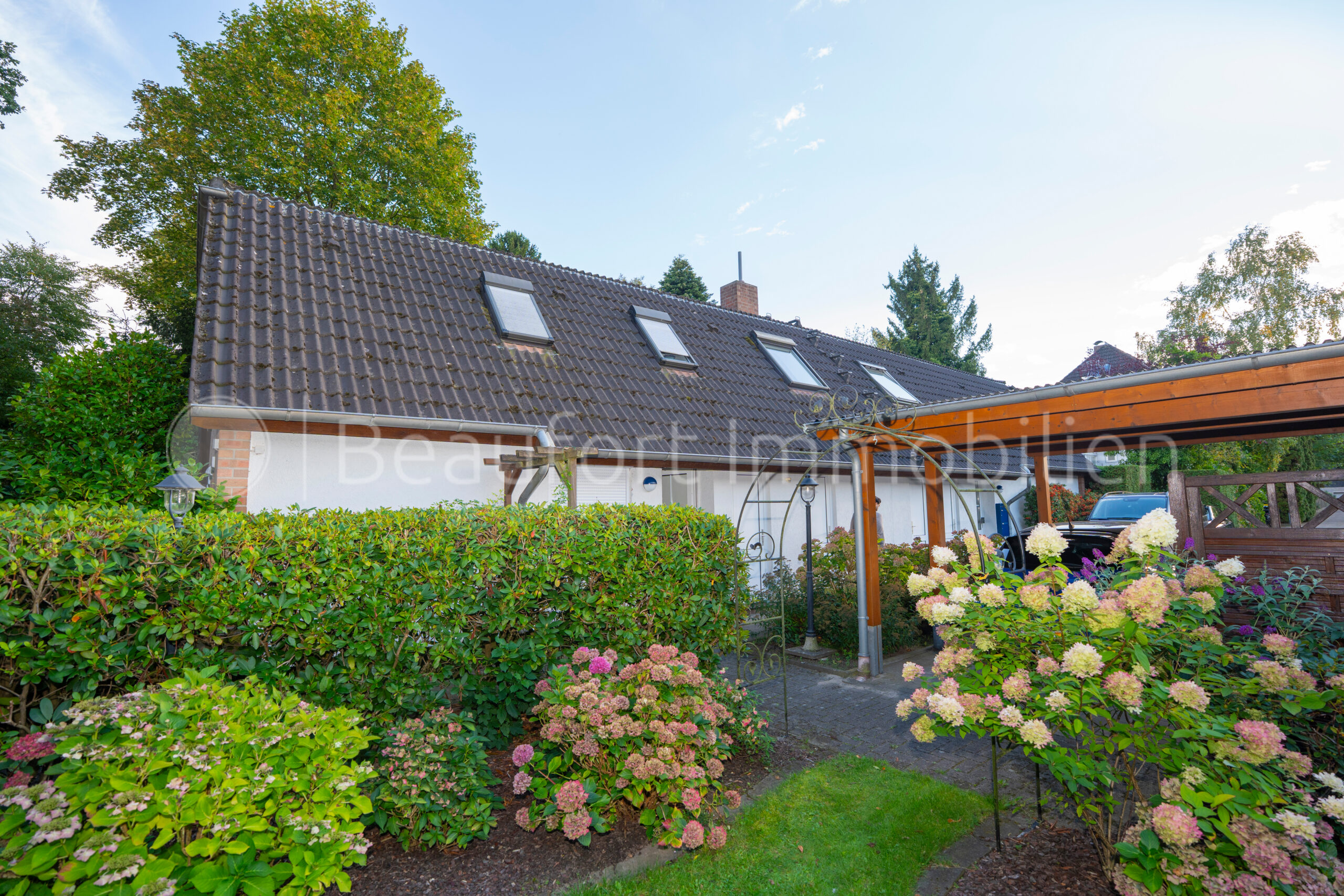 Gepflegte 2 Zimmer-Eigentumswohnung mit großem Grundstücksanteil, Balkon und Carport in Bremen-Huchting